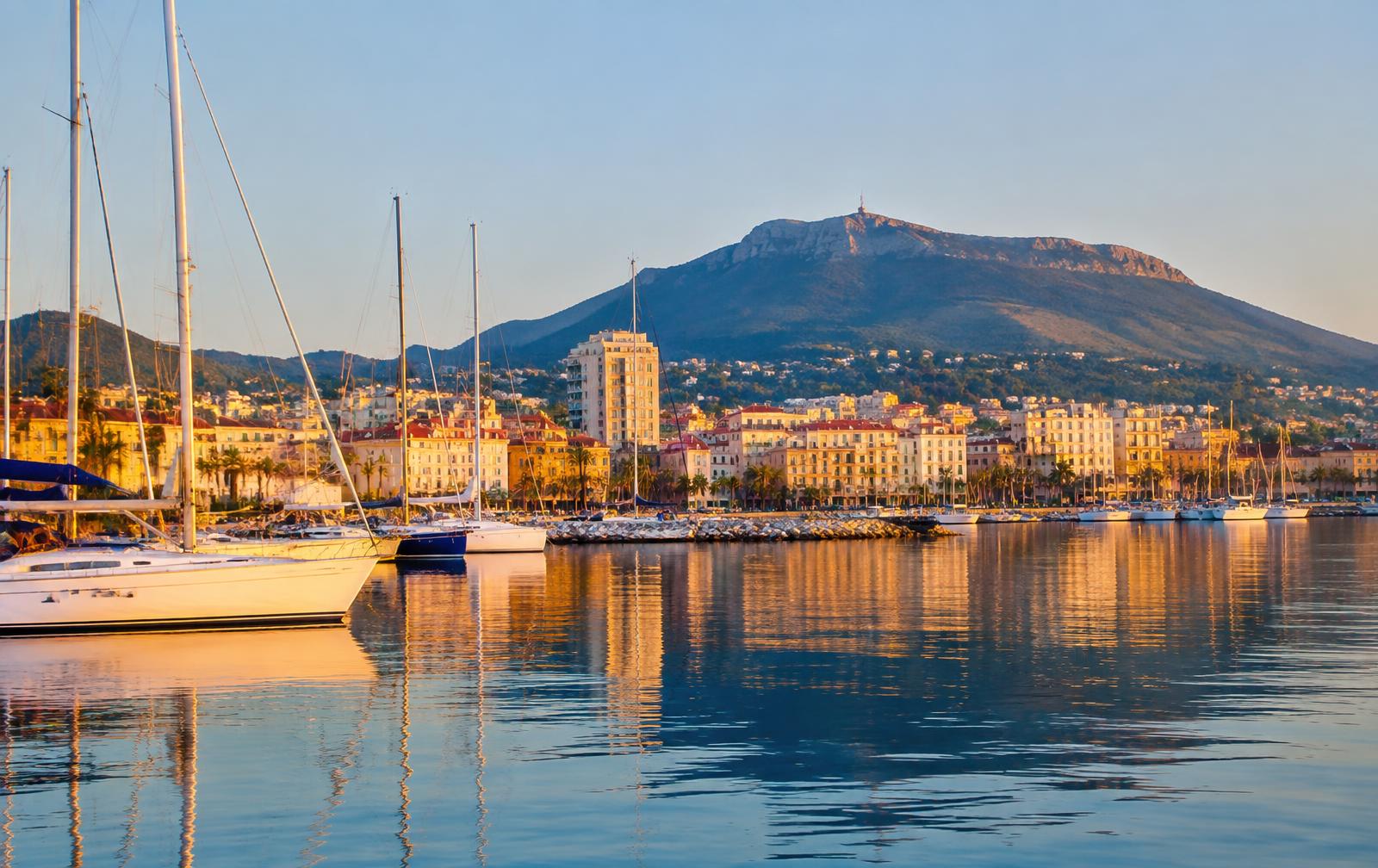 La rade de Toulon et le Mont Faron au lever du jour